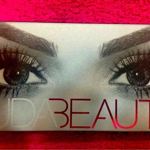 Huda Beauty lashes